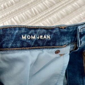 Women’s AE Mom Jeans 8Short